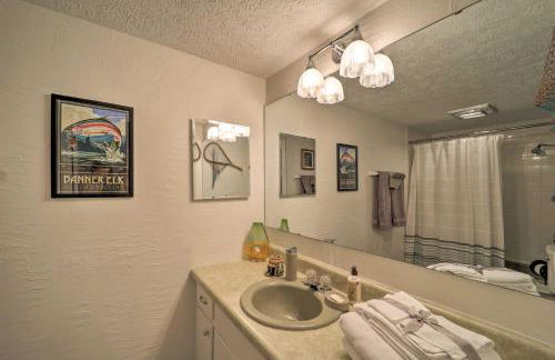 Hike, Fish and Ski Beech Mtn Condo with Balcony - Foto 15