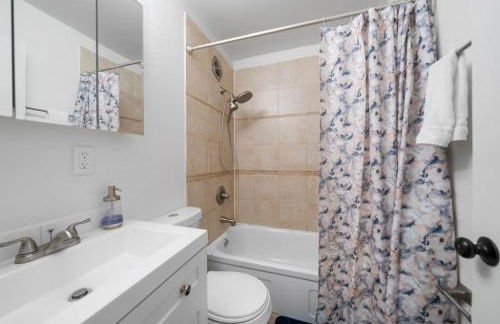 Cozy 1BR with Parking - Near UC, Zoo, Downtown - Foto 16