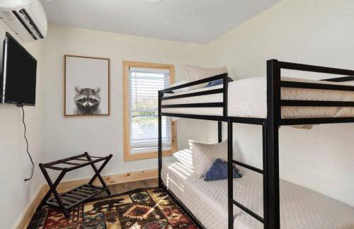 Pondview 4BR Cabin-Walk to Caverns, Hot Tub, Wi-Fi - Foto 9