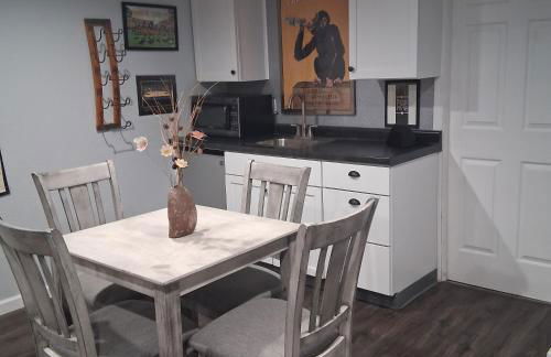 Fully Updated 3-Bedroom Ranch with Stylish Interiors, Full Furnishings, and Backyard Hangout Spaces - Foto 17