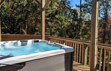 Stunning Mountain Cabin with Hot Tub and Game Room Near Asheville in Old Fort, NC - Foto 40