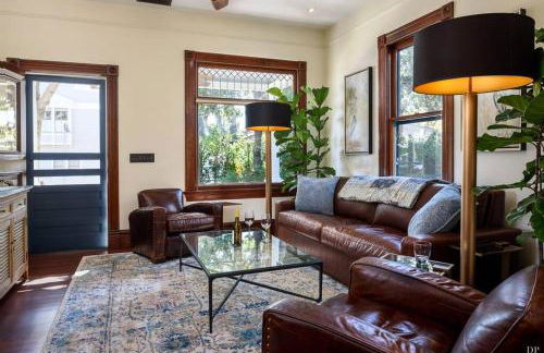 Upscale Downtown Home Walk to Beach shops Bars 2 - Photo 5