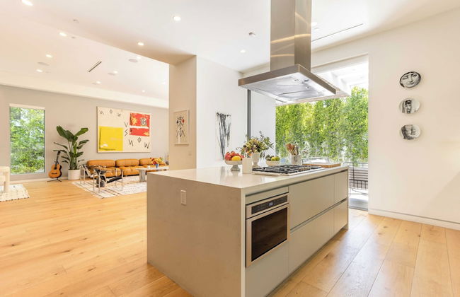 Luxe Weho Villa, Walk to Melrose Ave, Pool + Hot Tub North Vista by Avantstay - Photo 19