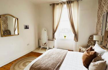 THE LAZY LION - Spacious 2 Bedroom - Town Centre Holiday Home Apartment - Photo 25