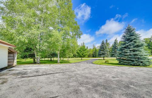 Germfask Home with Fire Pit, Grill and Yard Games! - Foto 22