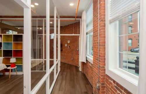 Jennifer's Historic Loft Glass Bedroom - Foto 21