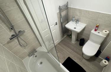 Detached 4BR House - Private Garden, Garage & Parking - Perfect for Long Stays, Families, Contractors - Photo 8