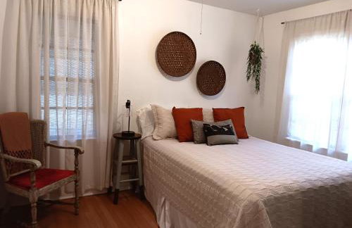 Mid Century Style Cottage Near Historic Downtown - Foto 12