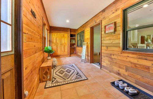 Stream-Side Atrium Home with Side Rooms & Pool Table - Foto 15