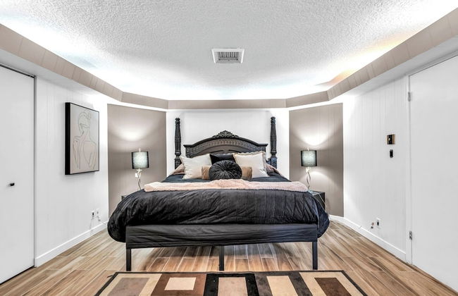 Family-friendly 5BR Home w/ Heated Pool & Parking - Foto 26