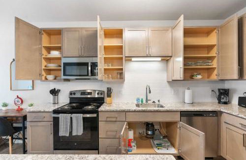 Washer & Dryer with Free Underground Parking with a Pool - Foto 31