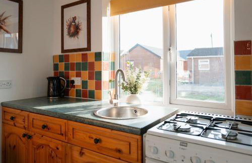 The Bird's Nest by Sheppey Stays- Pet Friendly Cozy Coastal Escape - Sleeps 6 with Parking - Great Rates for Long Stays - Photo 12