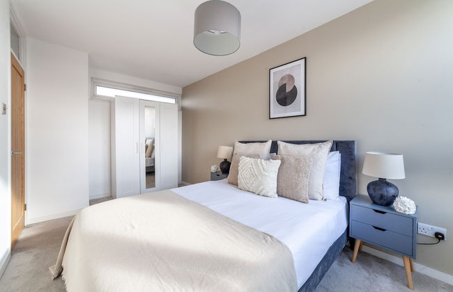 High-End 2 Bed Flat near Westfield London - Photo 6