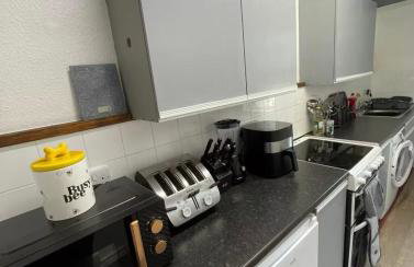 2 Bed Apartment Near Yeovil Hospital & Leonardo - Foto 4