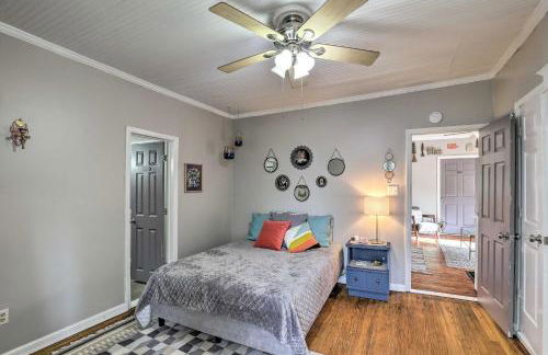 Stylish Woodfin Home with Backyard and Fire Pit - Foto 14