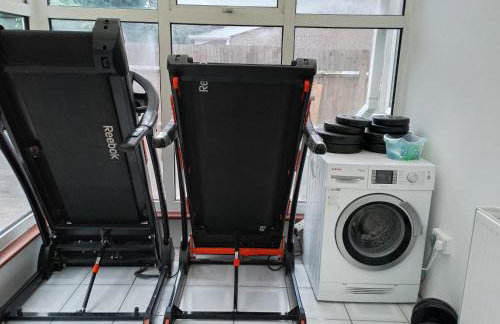 4 bedroom Home Family or Work Stay London - Photo 26