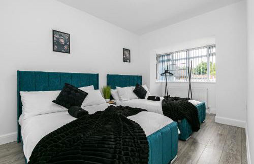 Spacious Detached House with 7 Beds Includes Ping Pong and Pool Table Sleeps 14 Free Parking - Foto 7