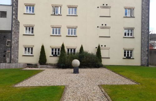 Old Brewery home with pool and gym access - Foto 33