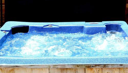 Stately Log Cabin with a Pool for a Group Getaway near Chickamauga, Georgia - Foto 2