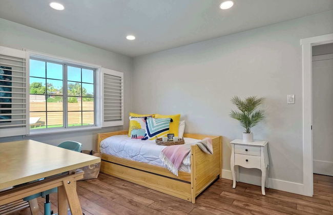 Immaculate 3 BDR in Oceanside - Private Pool & Spa - Photo 12