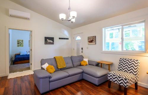 Blue House - private 2 bed, 2 bath home with garage - Photo 5