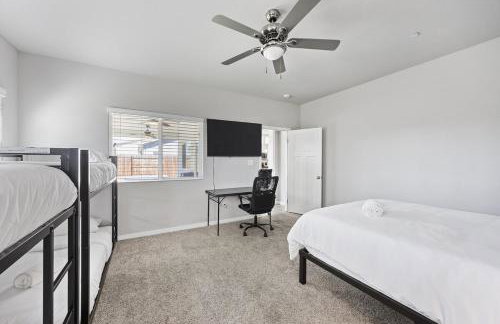 Spacious Home with Private Pool - Photo 66