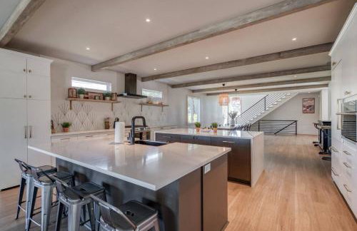 6BR Lakefront Private Dock & Bonfire Sleeps 12 - Foto 3