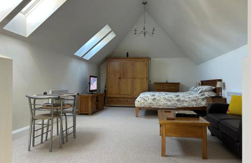 Charming King Bed Ensuite Studio in Peaceful West Challow - Photo 18