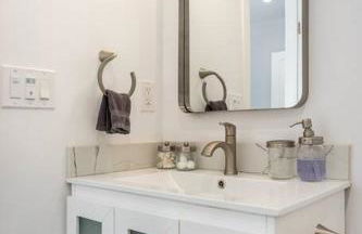 Adorable 2BR-2BA House with EV & Free Parking and Family Friendly in Los Angeles - Photo 40