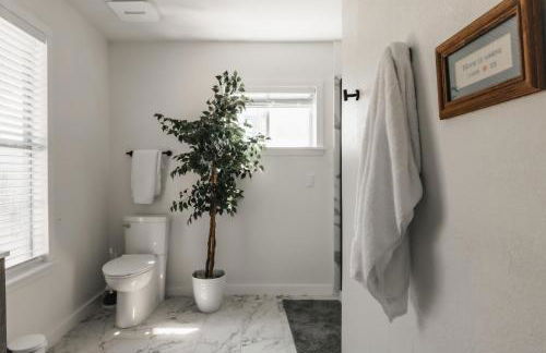 Longhorn Home with King Bed & Rain Showers Walk to DT Activities, Lake & Eateries - Foto 29