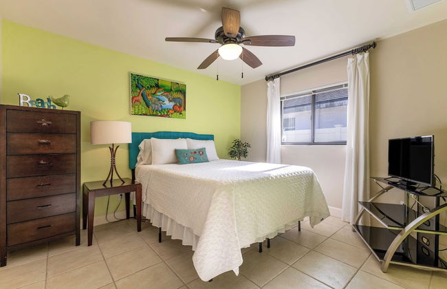 Private Pool + Sunroom Beach Escape at Manatee - Foto 25