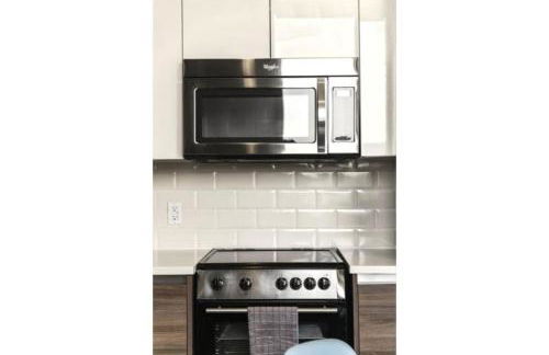 Beautiful Downtown Apartment with Parking, Laundry, & Pool - Photo 13