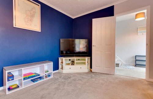 Pass the Keys Spacious and modern house with Free Parking - Photo 11