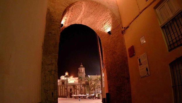 Calles de Cádiz al anochecer