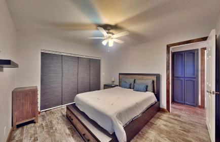 Beautiful Modern Home with Pool in Prime Strip Location - Foto 12