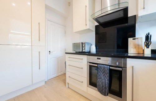 Spacious 2 Bedrooms House Near Leeds Centre, Free Parking, Ideal for Contractors & Long Stays - NordStay - Photo 5