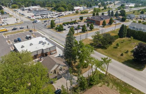 Upper Deck by Simple Life Rentals - Photo 10