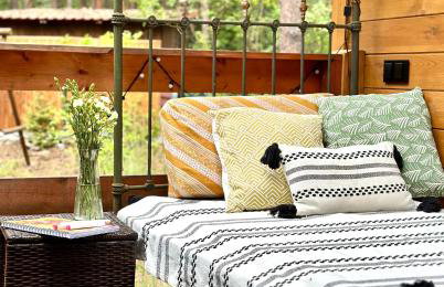 Urocza chatka w lesie nad wodą - Foto 2