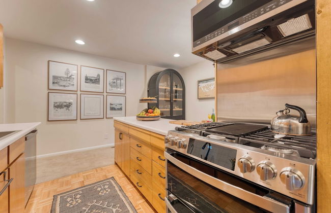 Westlake Cabin by Avantstay Hot Tub, Near Skiing, Walk to Restaurants & Lake! - Foto 14