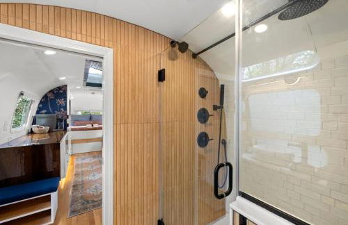 Luxury Airstream w hot tub, king bed, & grill - Foto 13