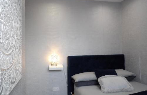 City Convenience, Calm Comfort-- A Stylish One-Bedroom Retreat Just 3 Stops from the Heart of the City - Foto 17