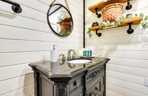 Remote Strawn Container Home with Hot Tub! - Foto 13