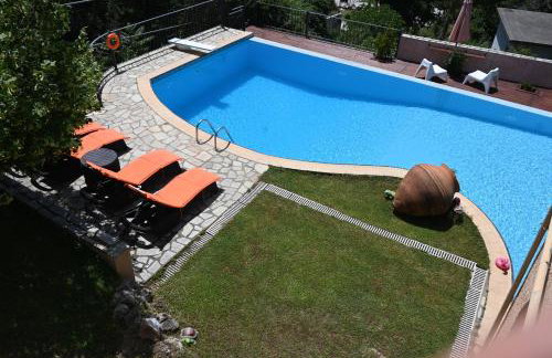 Tranquil Infinity Pool Getaway (private jacuzzi and steam bath, pool, garden, sea and city views) - Foto 46