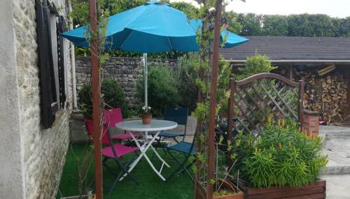 maison en pierre atypique sur jardin paysagé - Photo 3