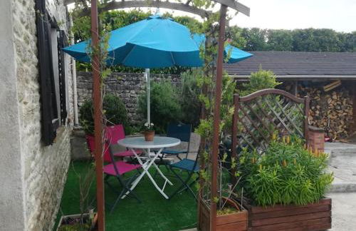 maison en pierre atypique sur jardin paysagé - Photo 3