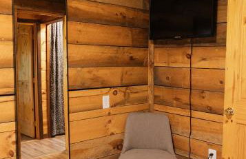 "The Lantern" Woodsy Cabin Experience w/ HotTub - Foto 24