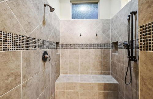 Lakefront Mansion with Pool and Cinema - Foto 18