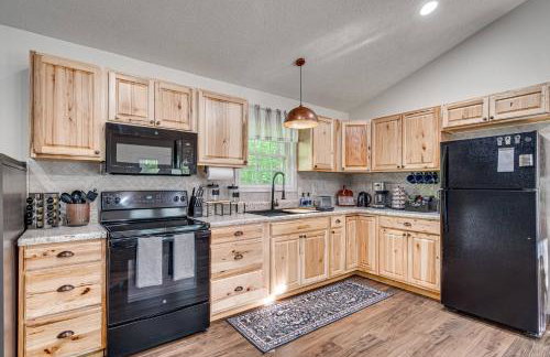 NEW! Shenandoah family & dog friendly cabin - 5 min walk river with private river access, BBQ, playground, fire pit - Foto 17