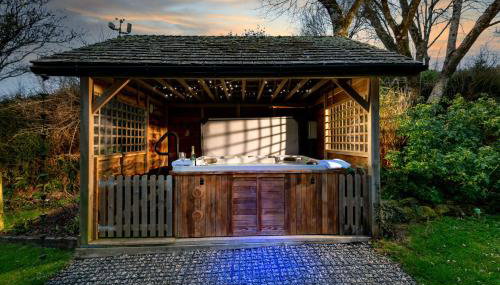 Corn Barn at East Trenean Farm -Luxury Cornish Barn Conversion sleeping 8 with hot tub, private garden, rural views and EV facilities - Foto 2