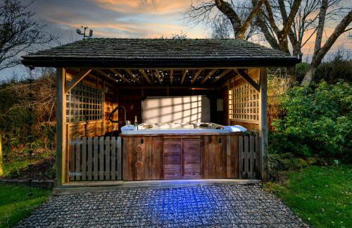 Corn Barn at East Trenean Farm -Luxury Cornish Barn Conversion sleeping 8 with hot tub, private garden, rural views and EV facilities - Foto 2